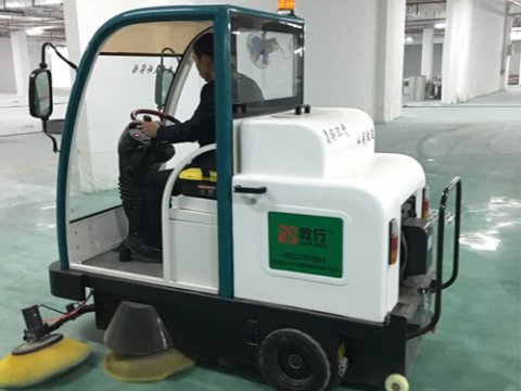 山東聊城學(xué)校DX1800駕駛式掃地車交機(jī)現(xiàn)場